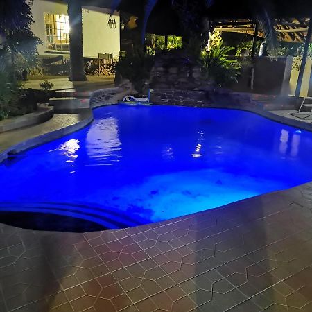 Parrot Lodge Bulawayo Bagian luar foto