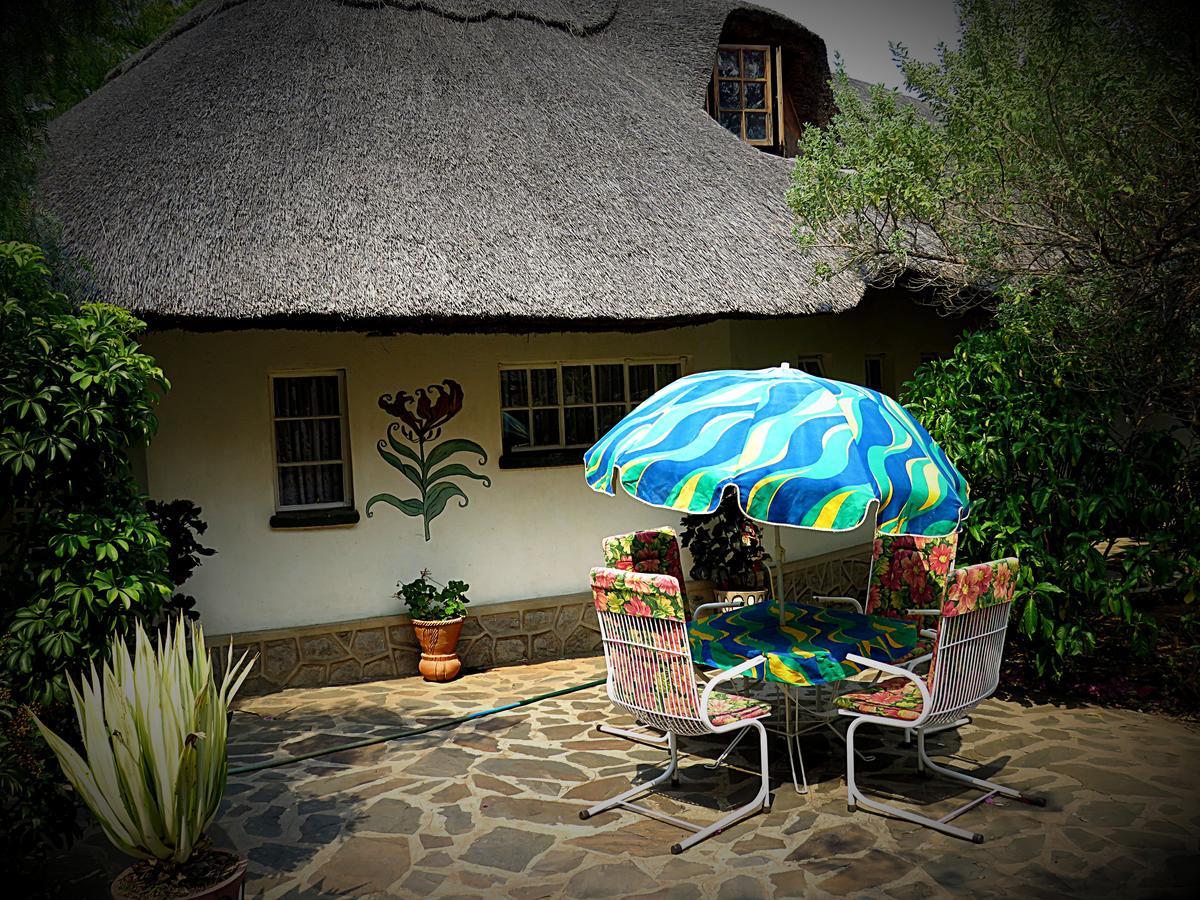 Parrot Lodge Bulawayo Bagian luar foto