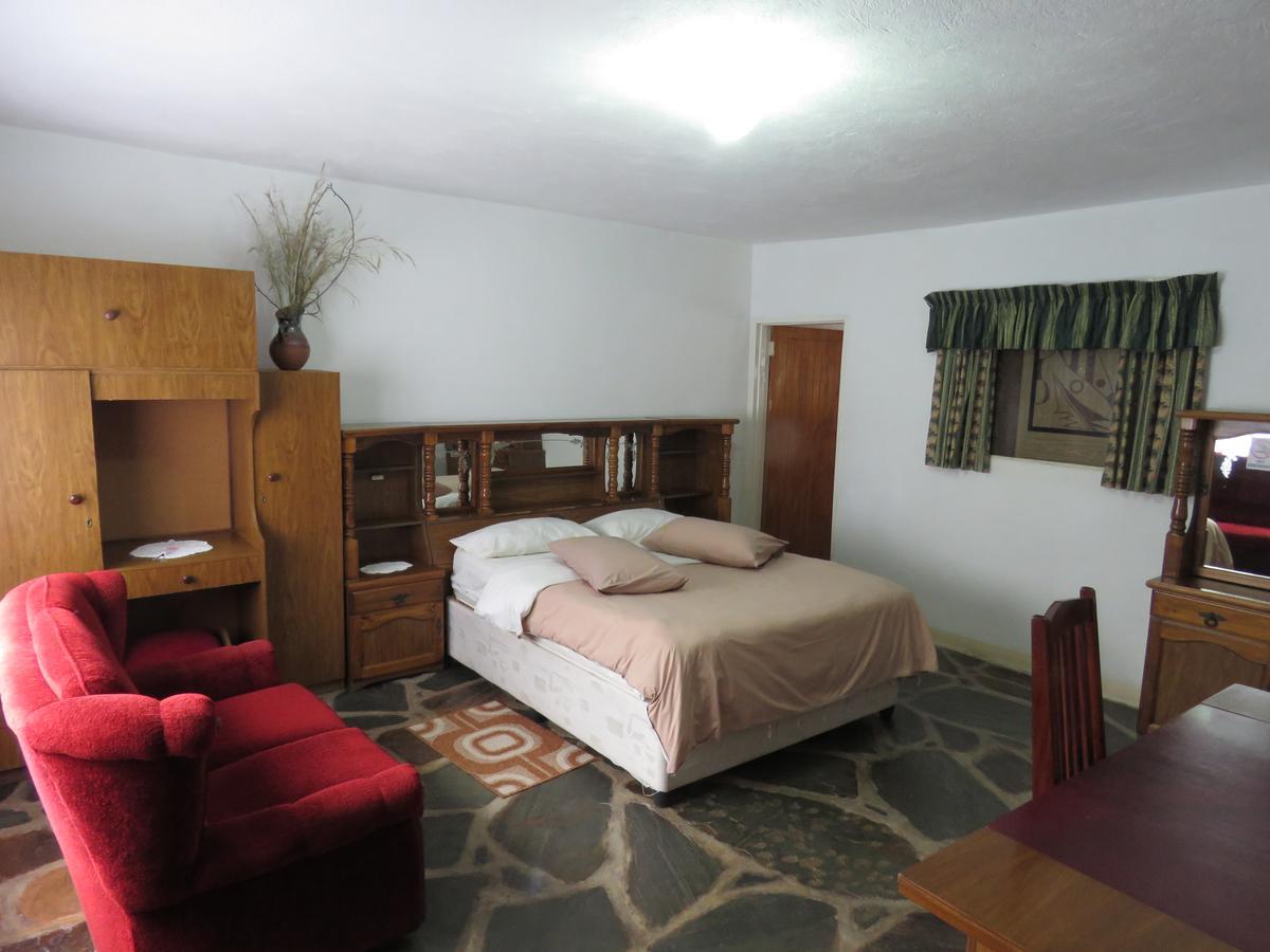 Parrot Lodge Bulawayo Bagian luar foto