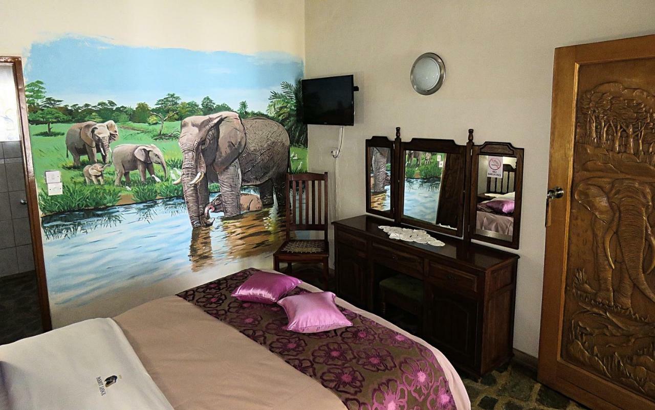 Parrot Lodge Bulawayo Bagian luar foto