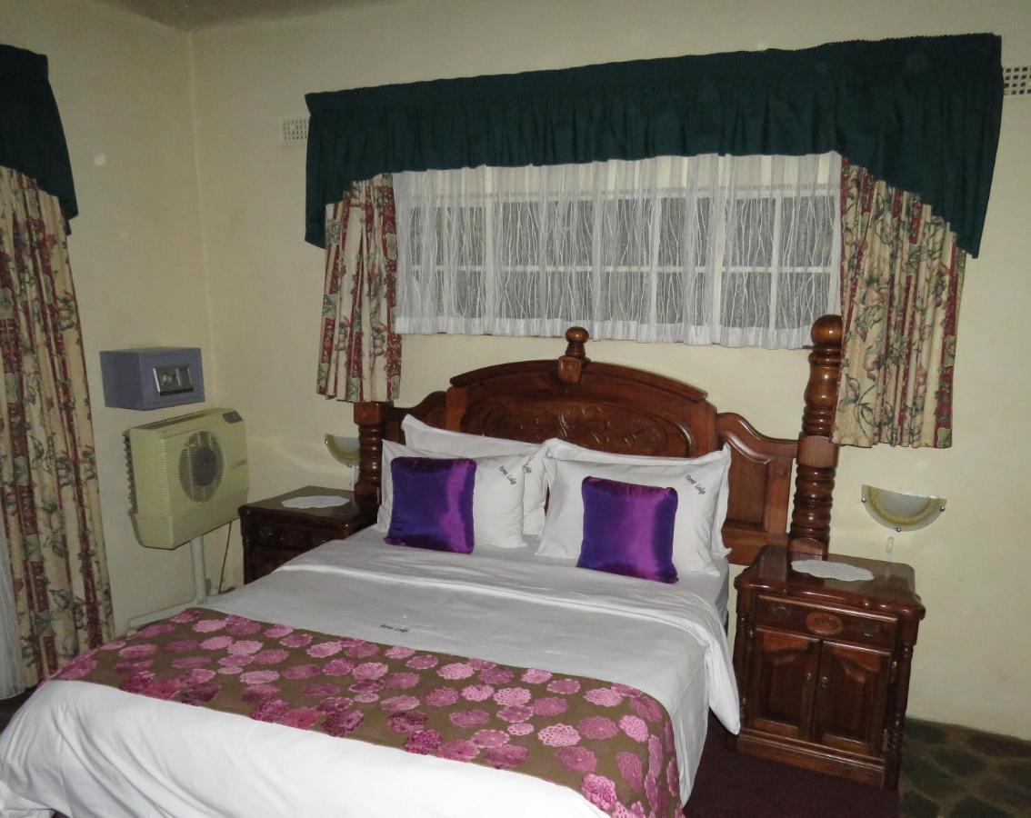 Parrot Lodge Bulawayo Bagian luar foto